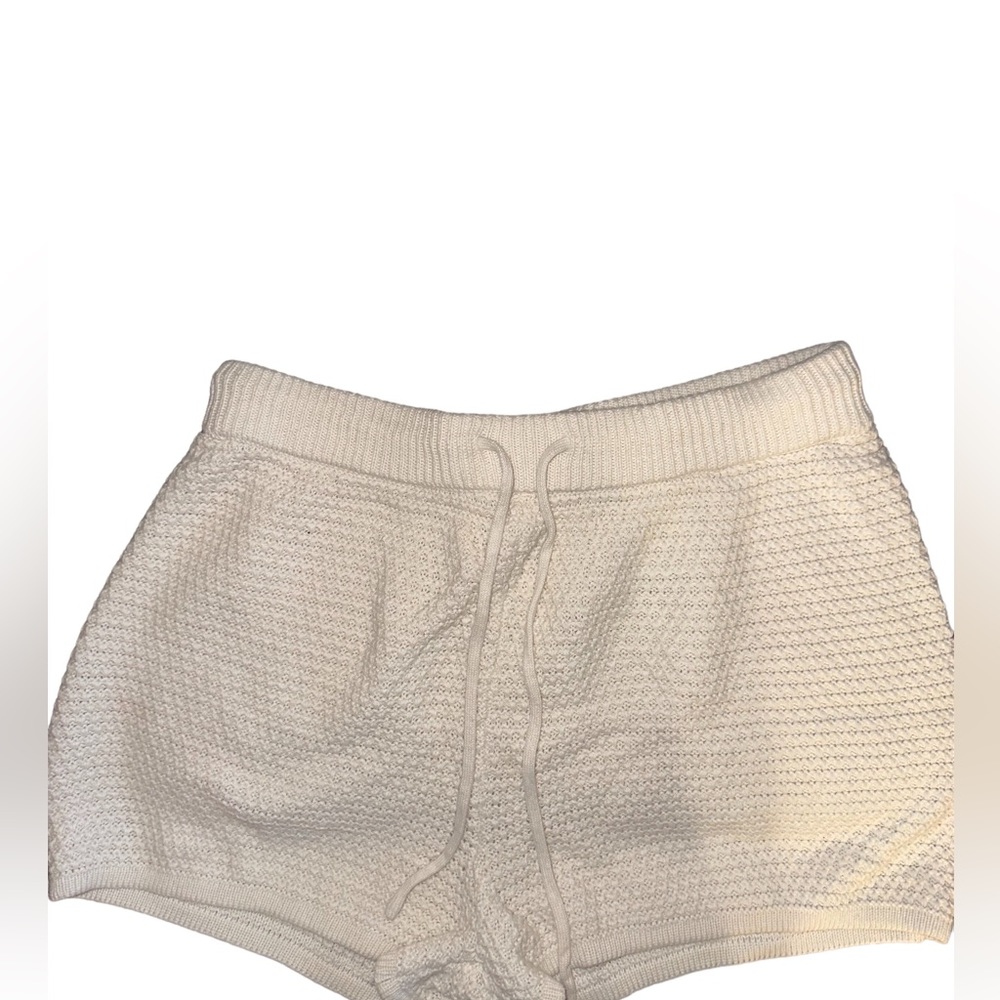 White draw string knitted shorts.